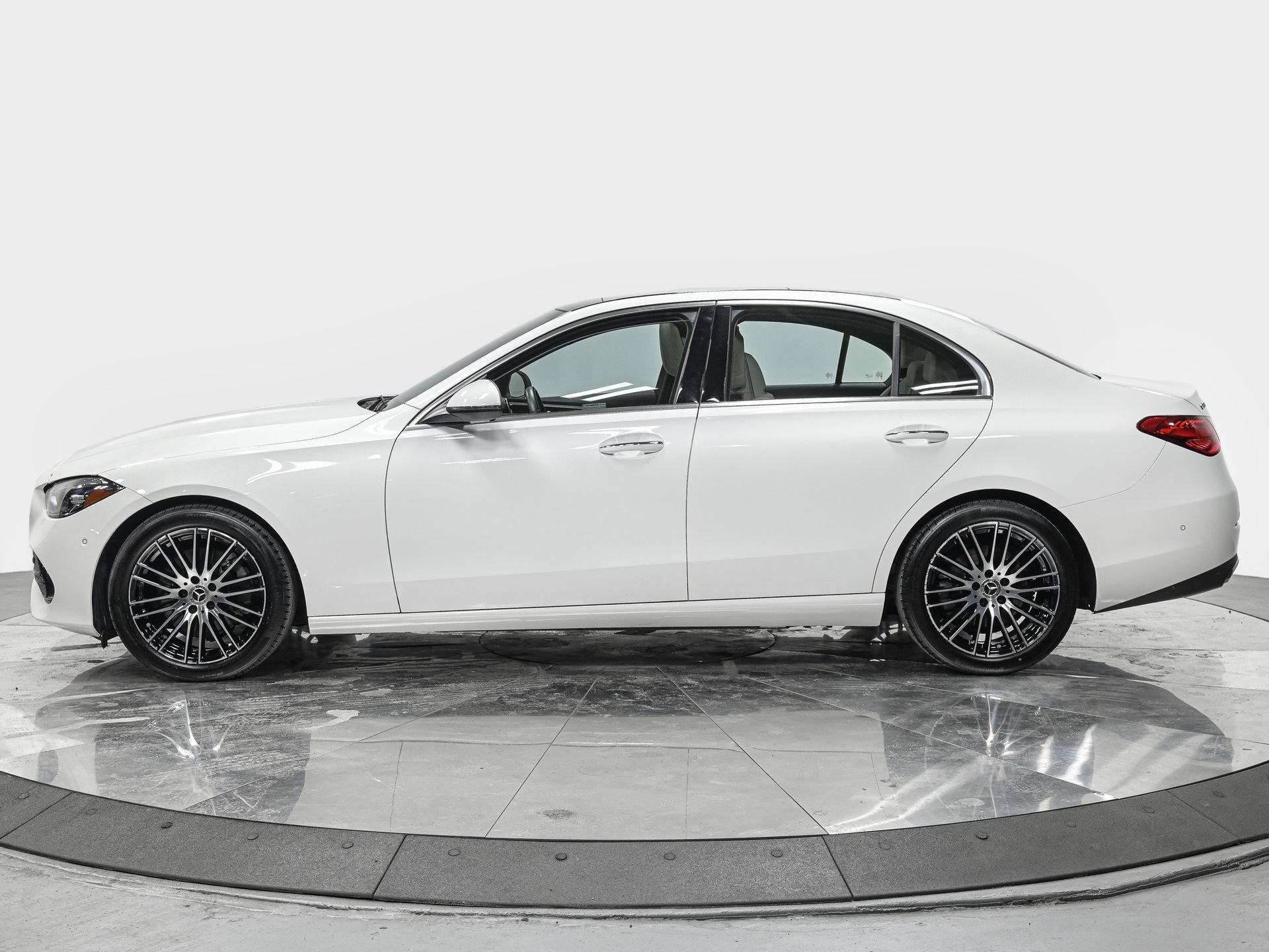 Used 2025 Mercedes-Benz C 300 4MATIC Sedan image 2