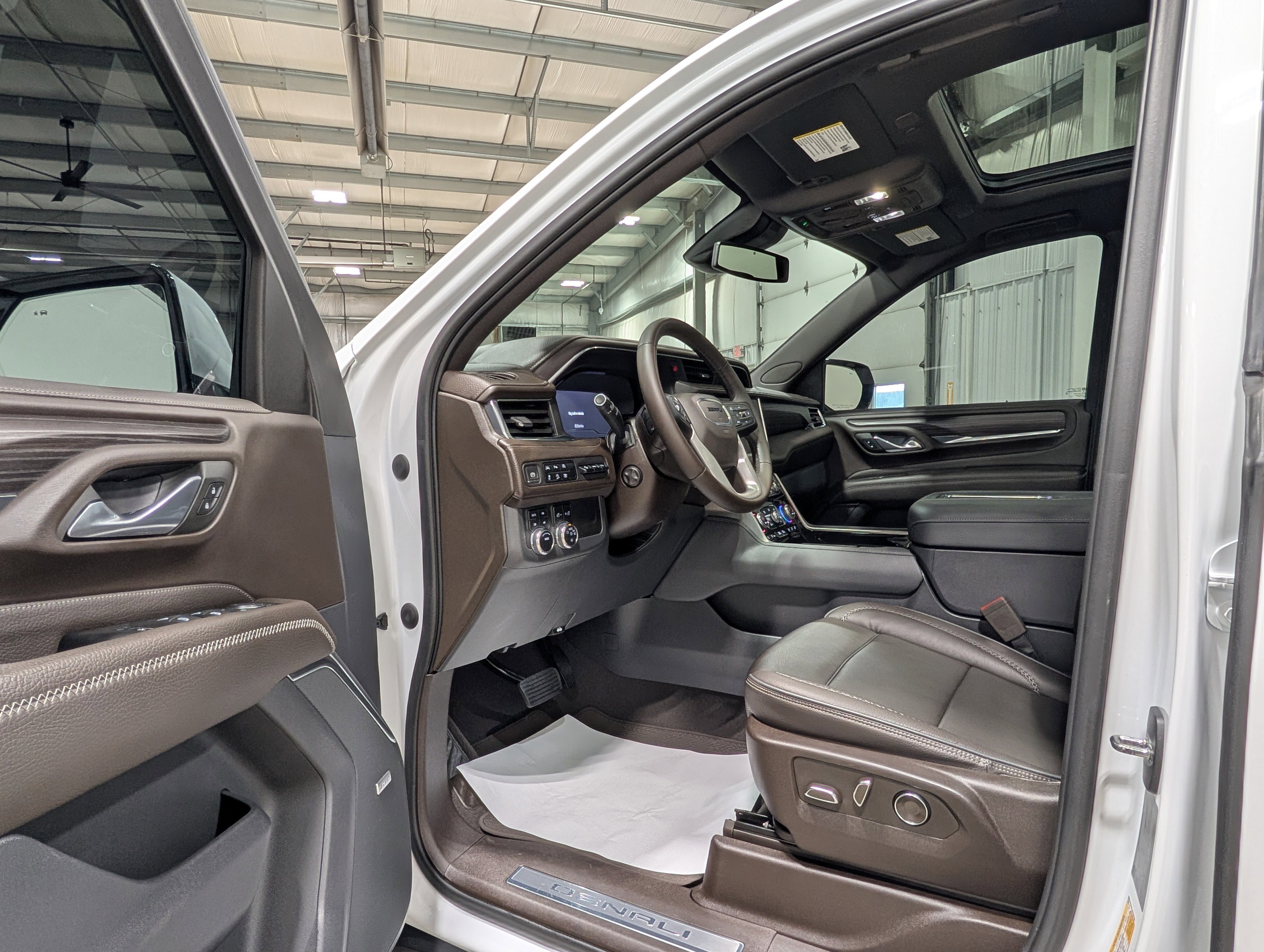 Used 2023 GMC Yukon XL Denali AWD/4WD image 14