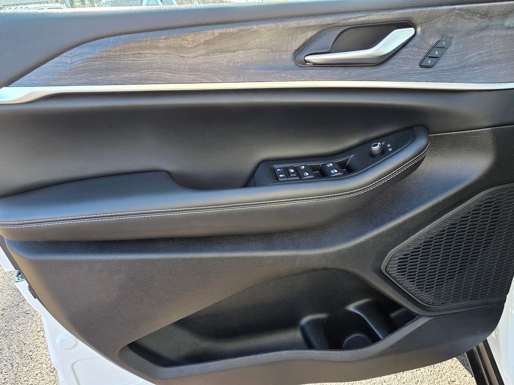 Used 2024 Jeep Grand Cherokee Limited w/ Black Appearance Package image 12