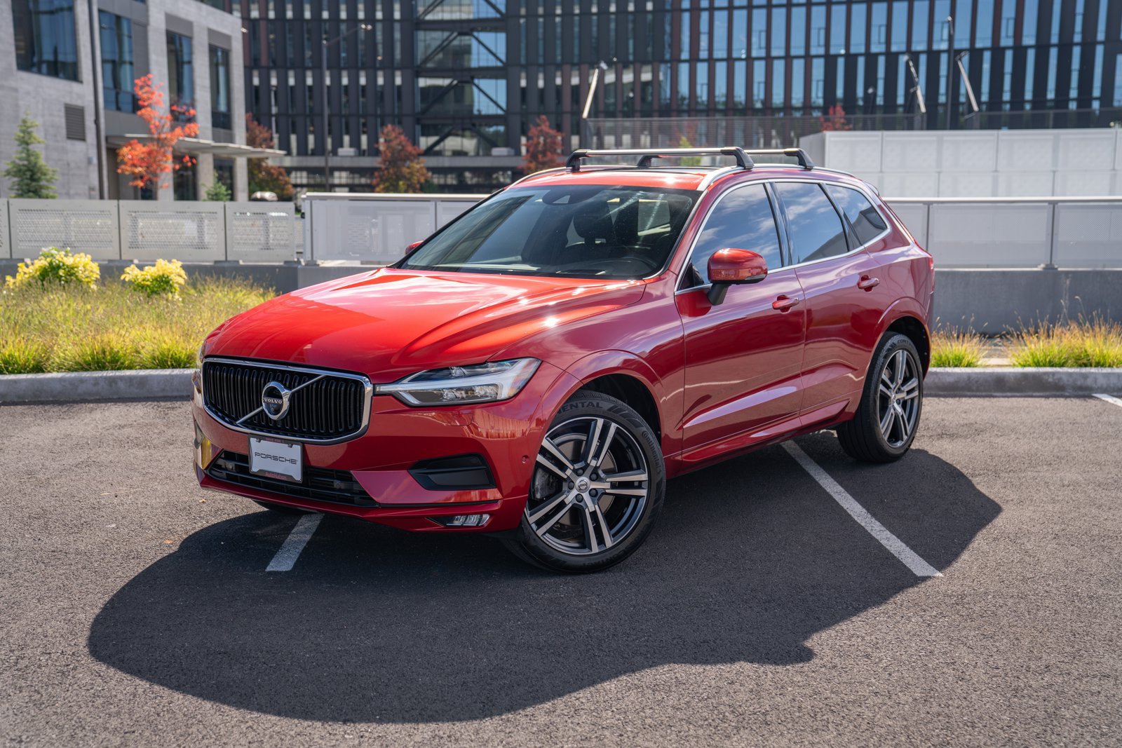 Used 2018 Volvo XC60 T6 Momentum w/ Convenience Package AWD/4WD image 1