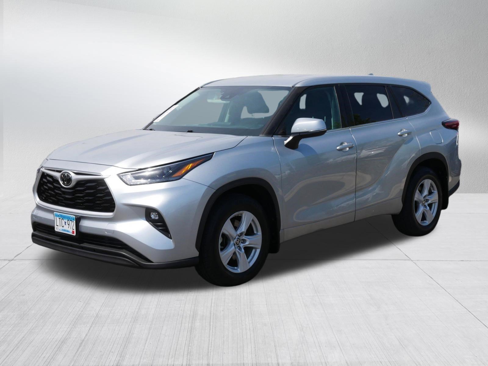 Used 2021 Toyota Highlander LE AWD/4WD image 3