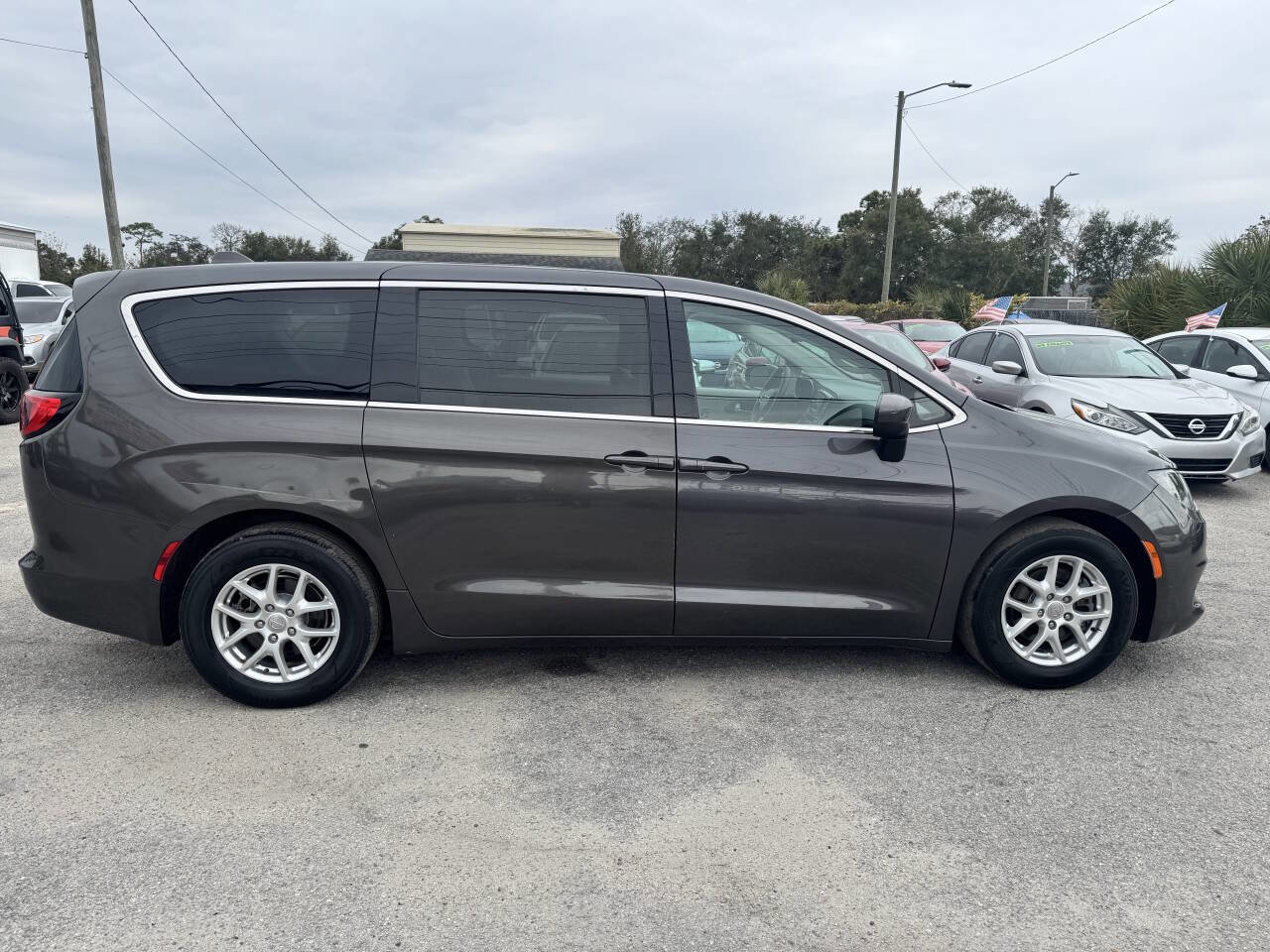 Used 2017 Chrysler Pacifica LX image 4