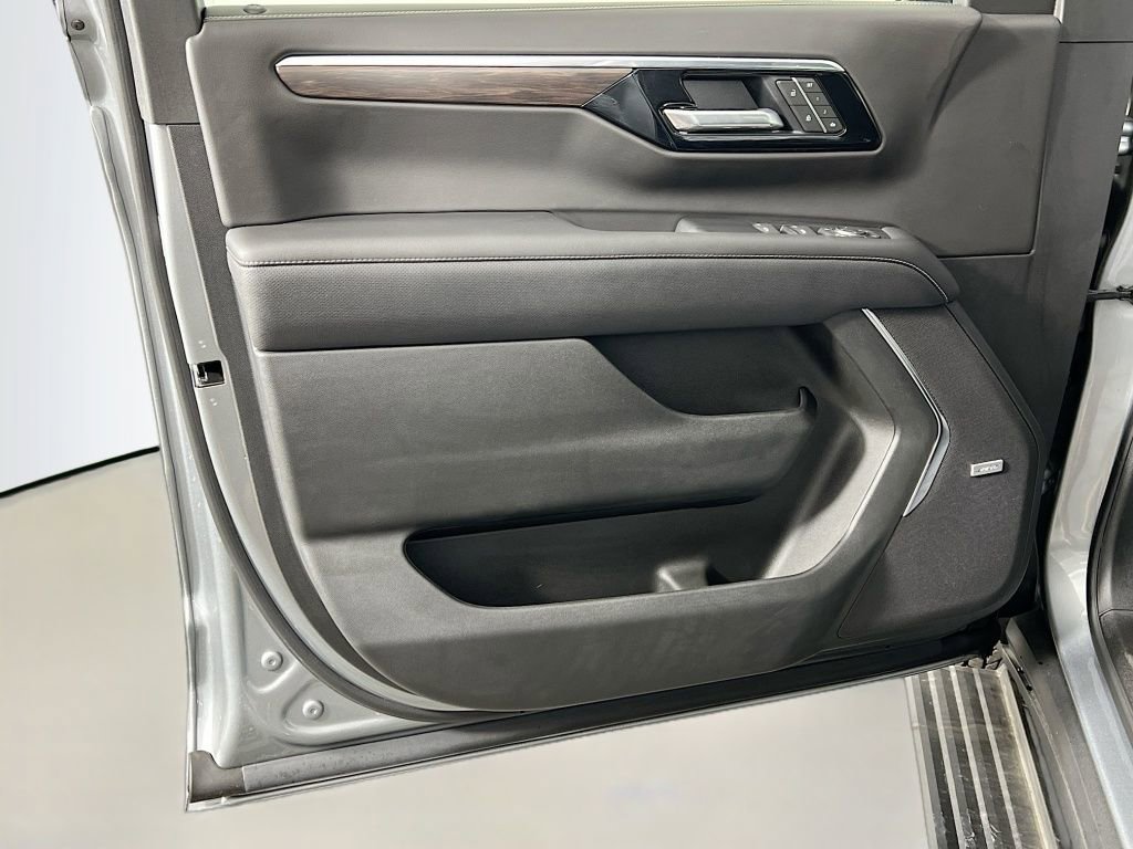 New 2025 Chevrolet Suburban Premier image 18