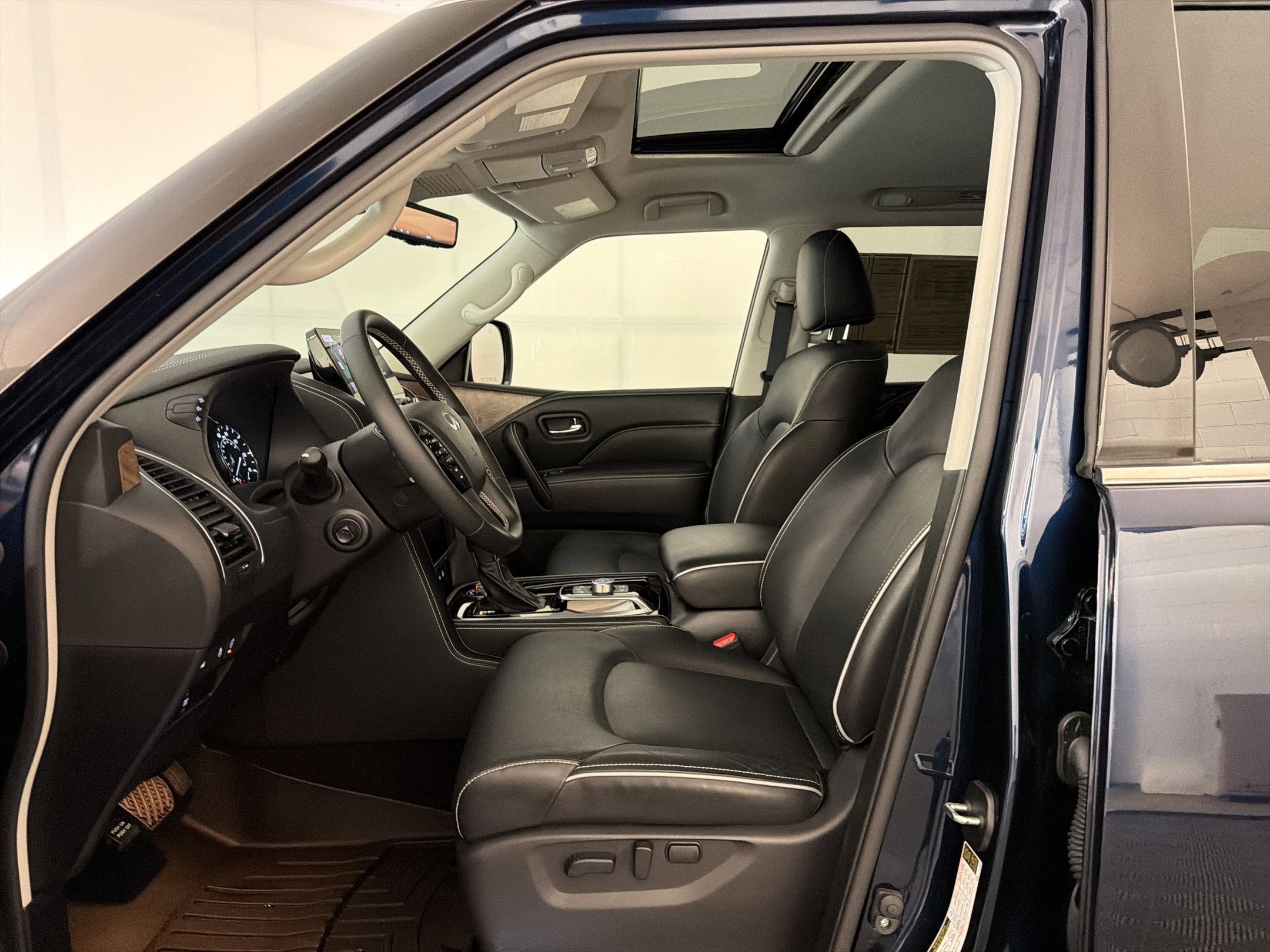 Used 2023 INFINITI QX80 Premium Select w/ Cargo Package AWD/4WD image 5