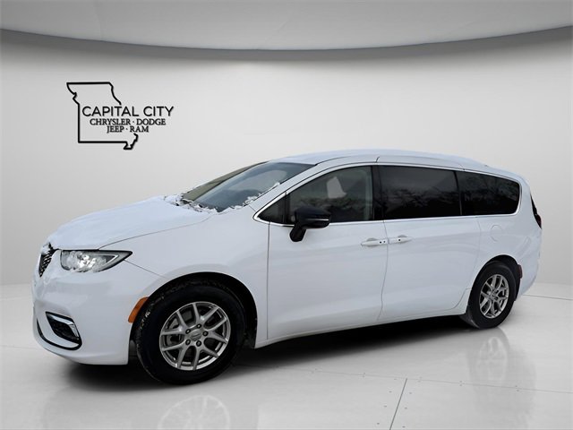 Used 2024 Chrysler Pacifica Touring-L image 4