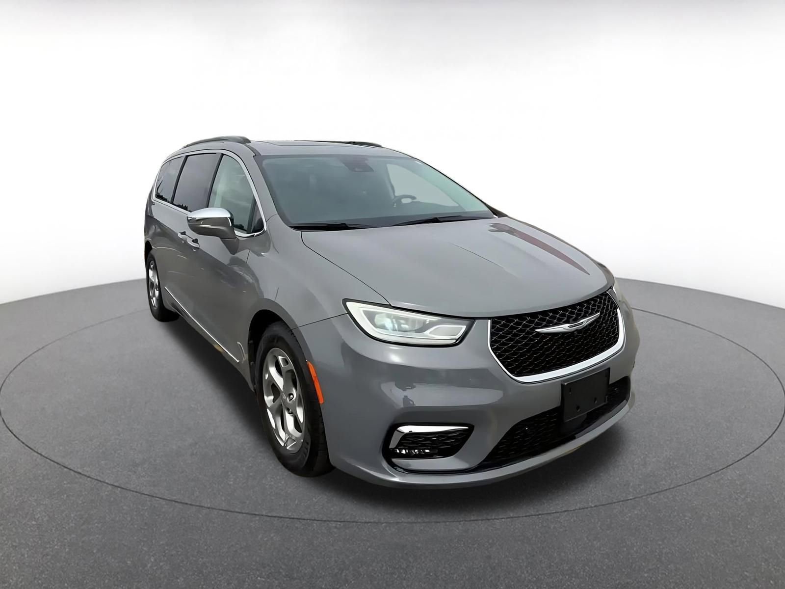 Used 2022 Chrysler Pacifica Limited FWD image 3