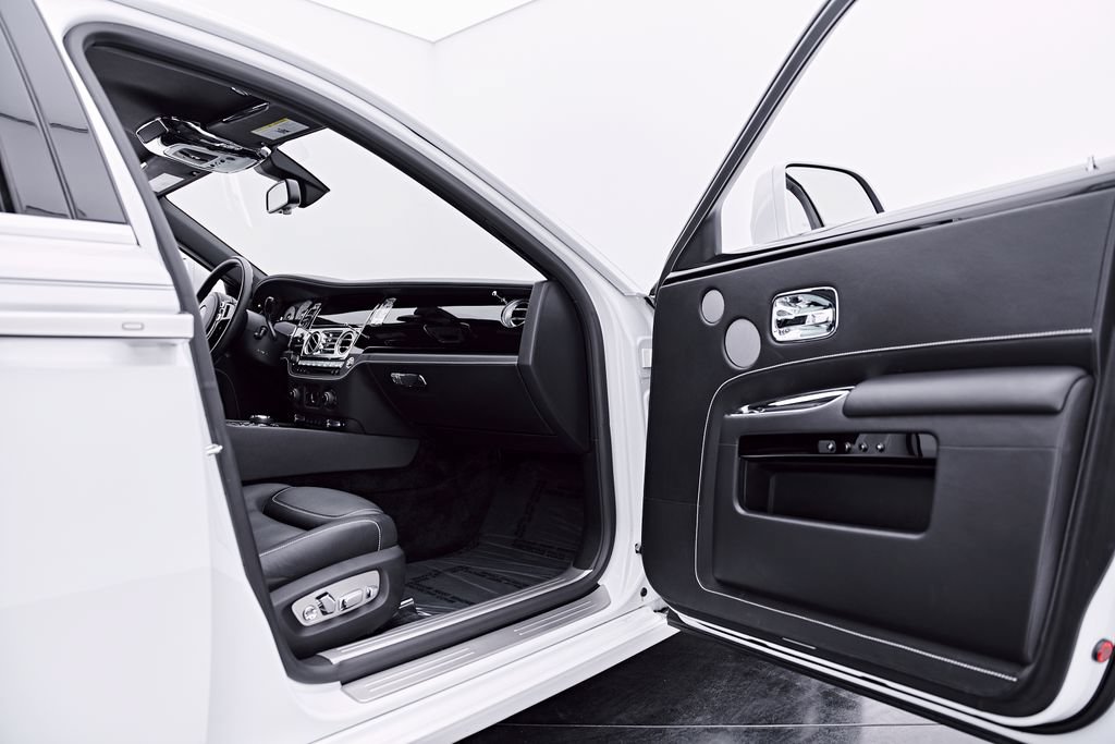 Used 2018 Rolls-Royce Ghost RWD image 36