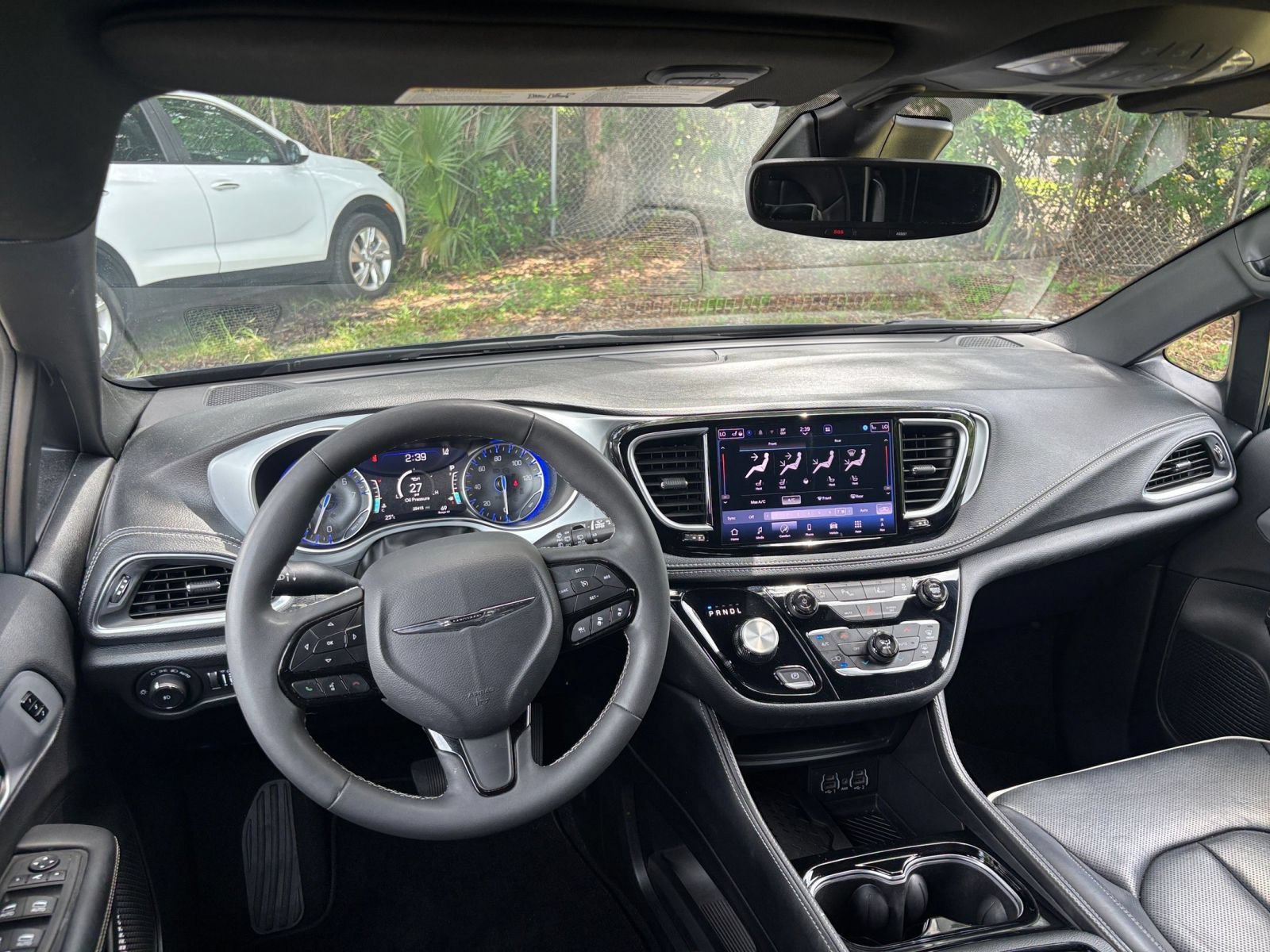 Used 2025 Chrysler Pacifica Limited FWD image 36