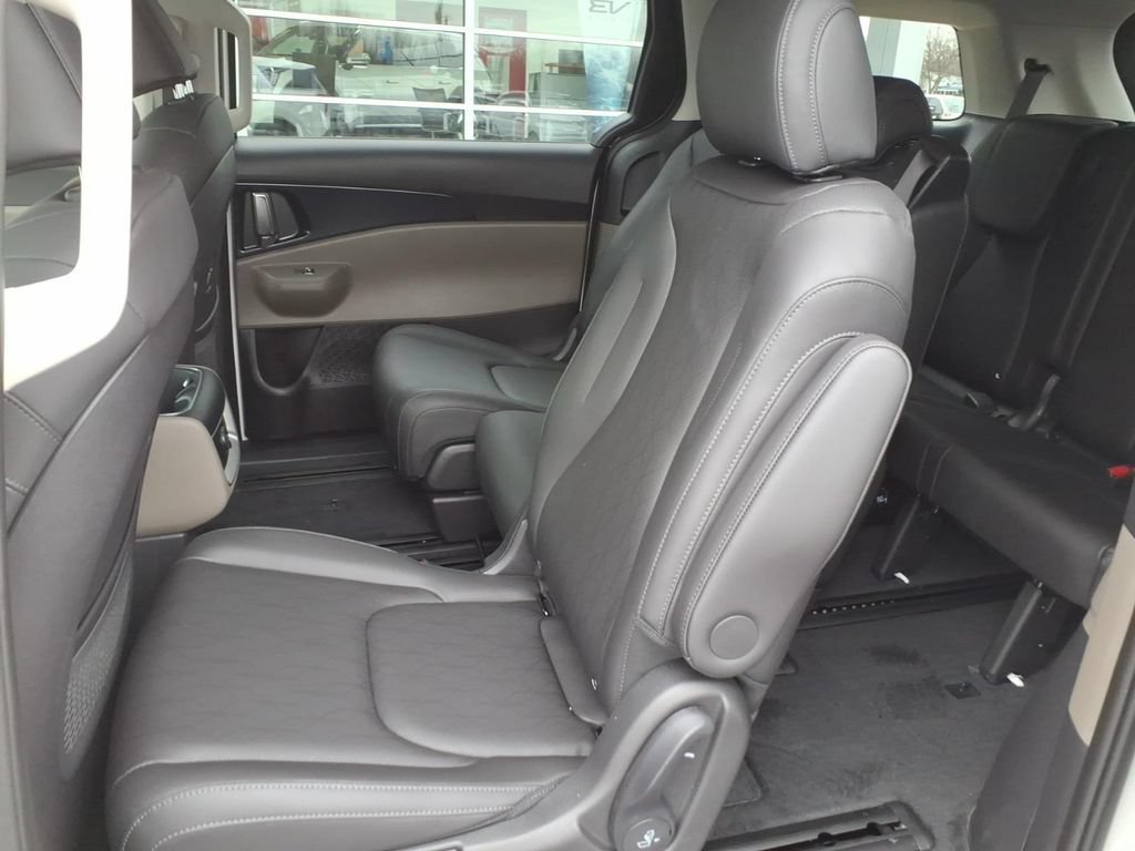 New 2026 Kia Carnival LXS FWD image 10