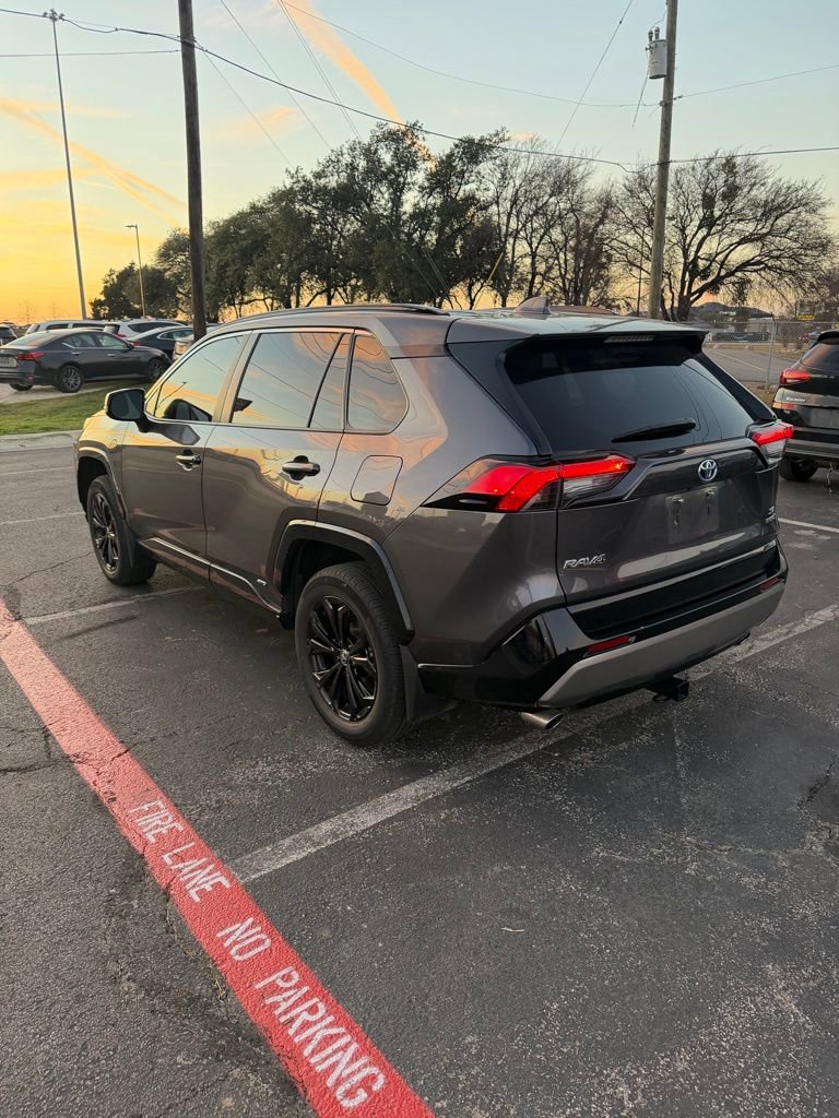 Used 2022 Toyota RAV4 SE image 2