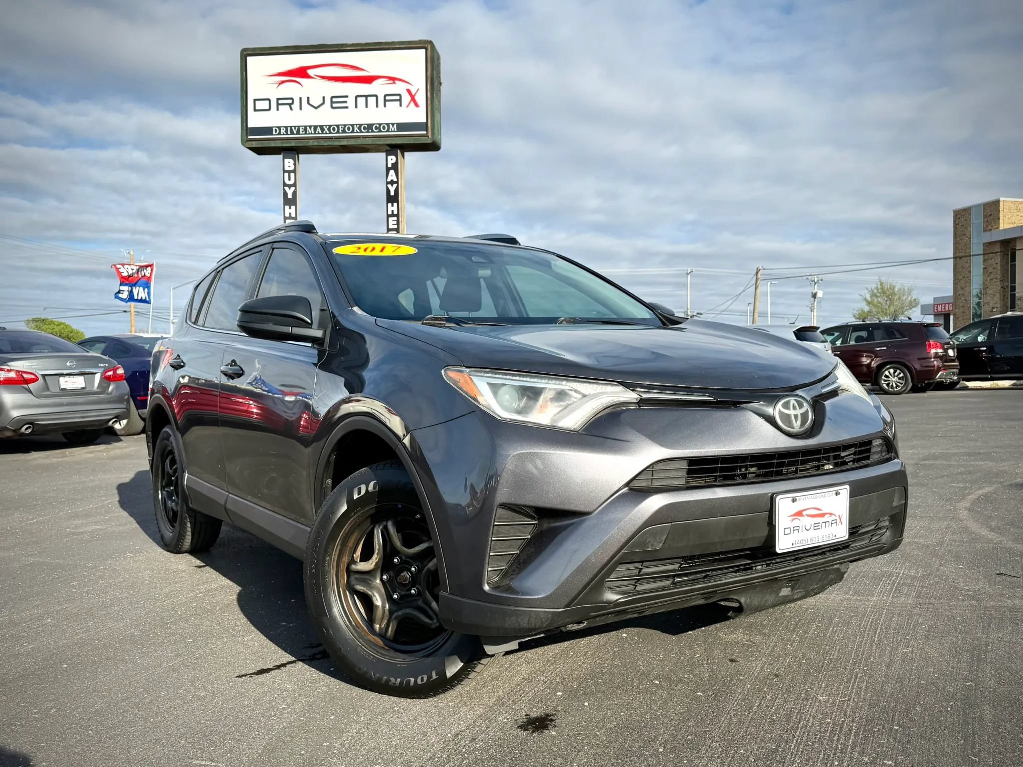 Used 2017 Toyota RAV4 LE FWD image 1