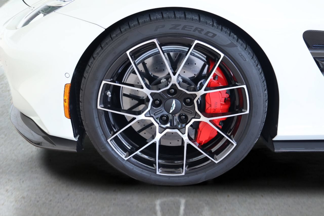 Used 2025 Aston Martin Vanquish RWD image 29