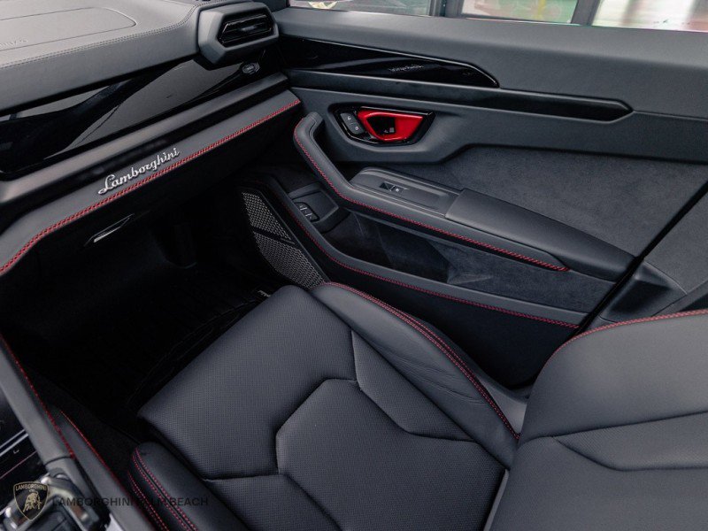 Used 2025 Lamborghini Urus SE image 11