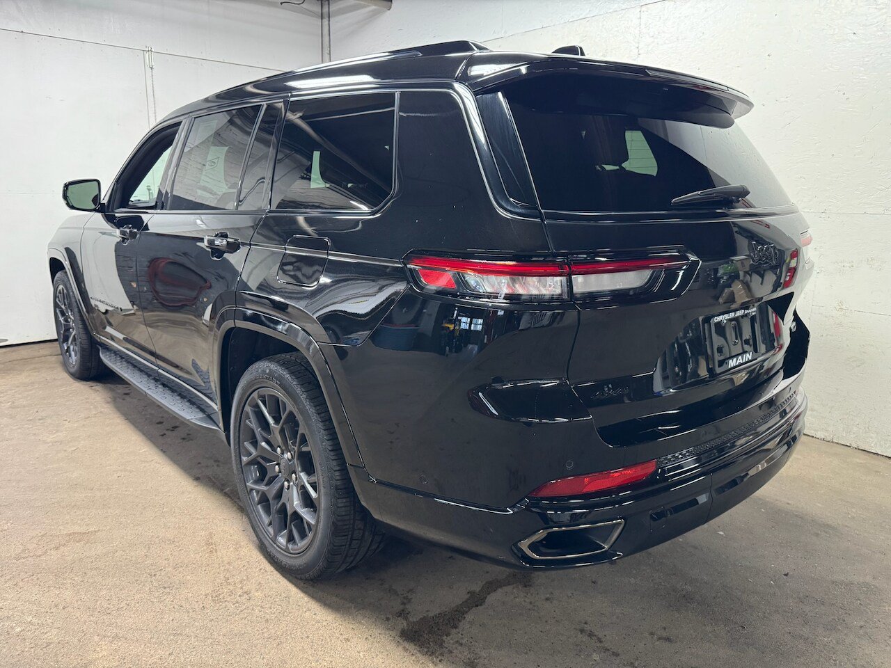 Used 2025 Jeep Grand Cherokee L Summit AWD/4WD image 9