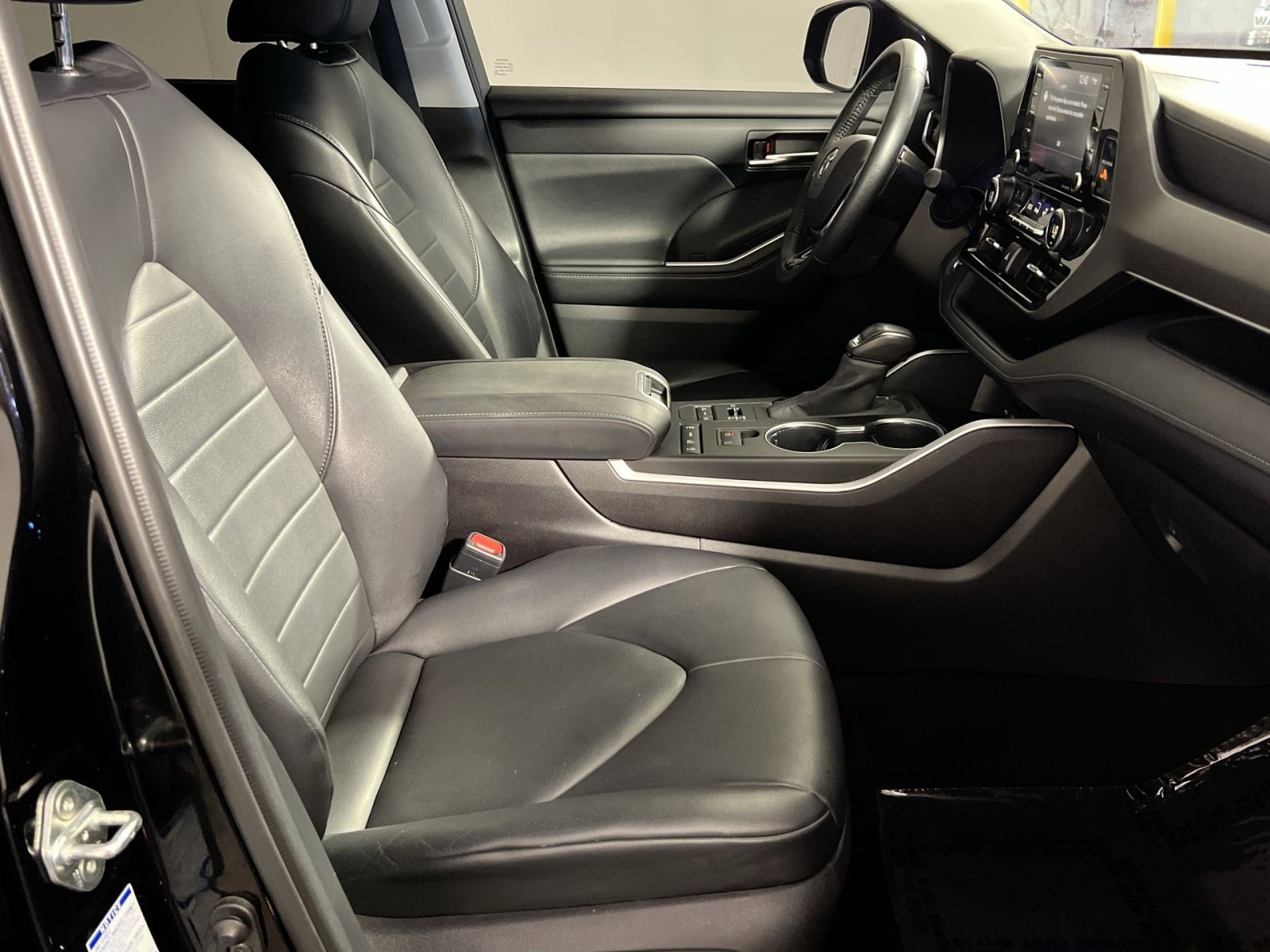 Used 2020 Toyota Highlander XLE AWD/4WD image 29