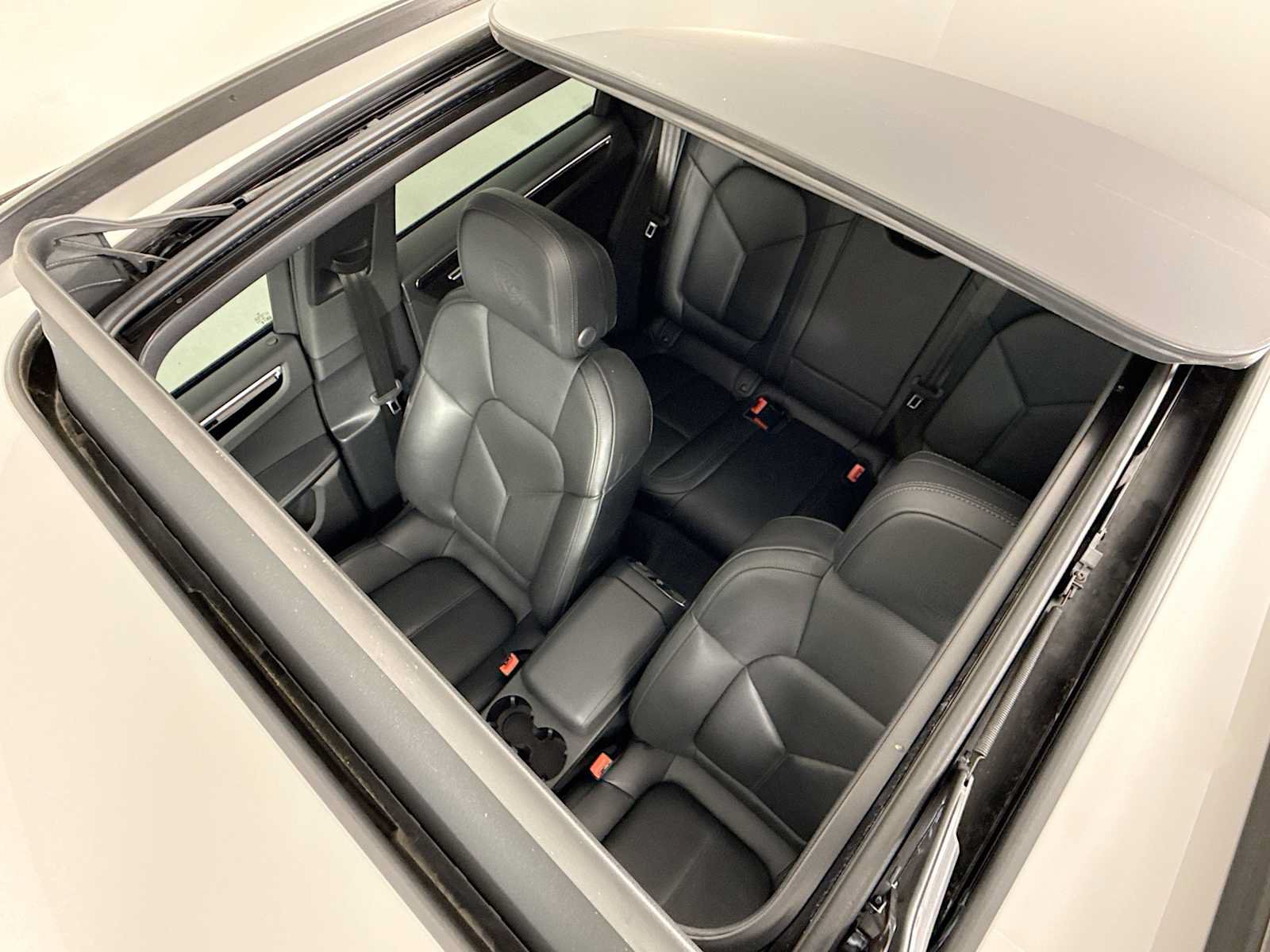 Certified 2025 Porsche Macan AWD/4WD image 22