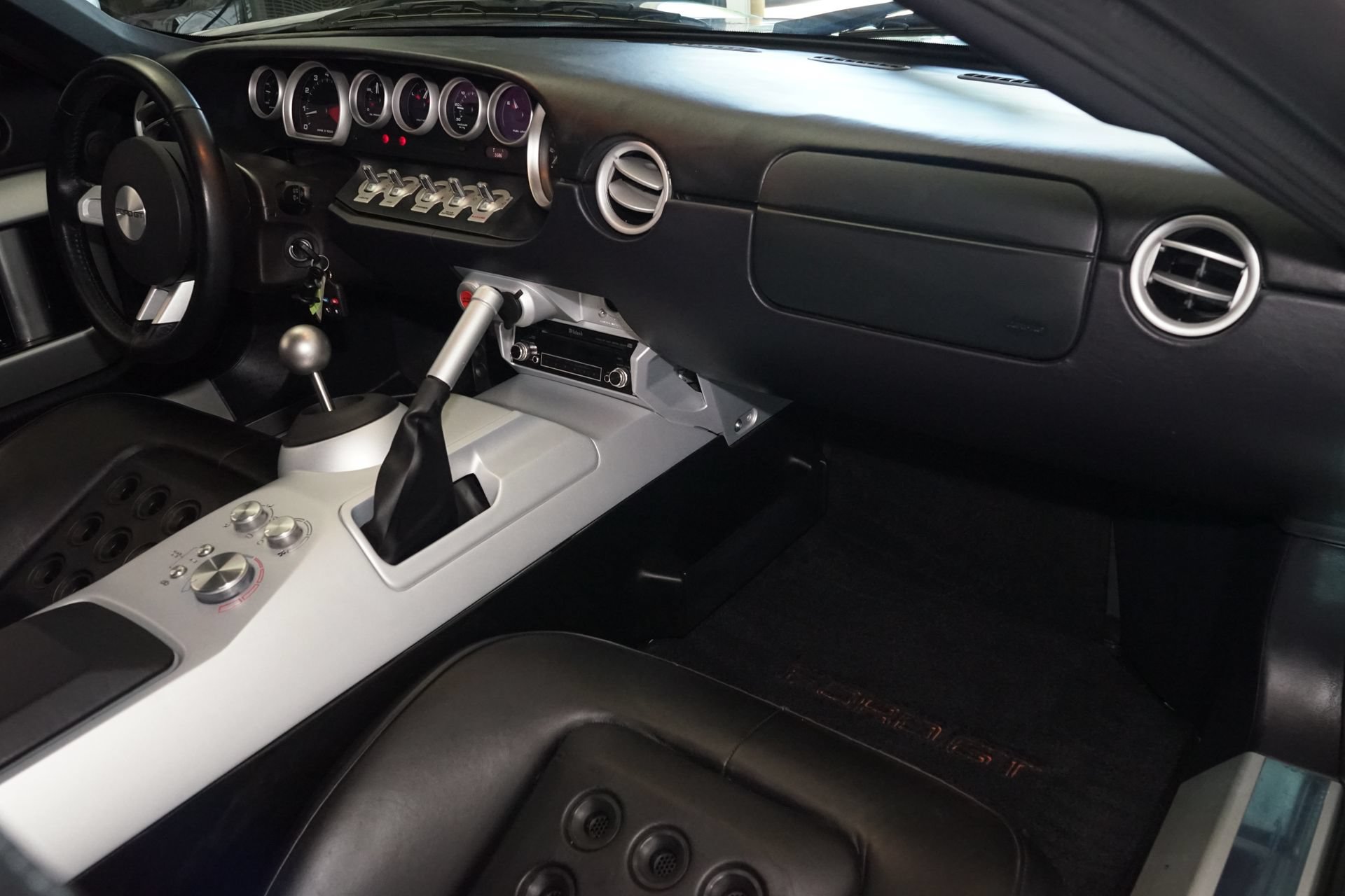 Used 2006 Ford GT RWD image 13