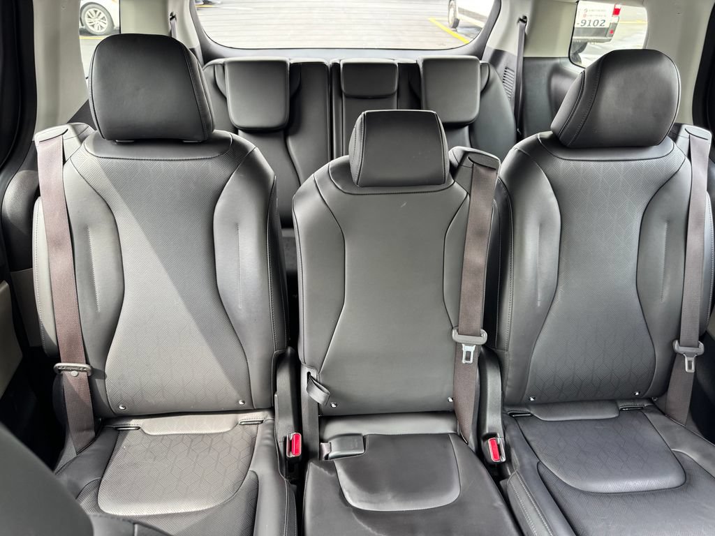 Used 2025 Kia Carnival FWD image 15