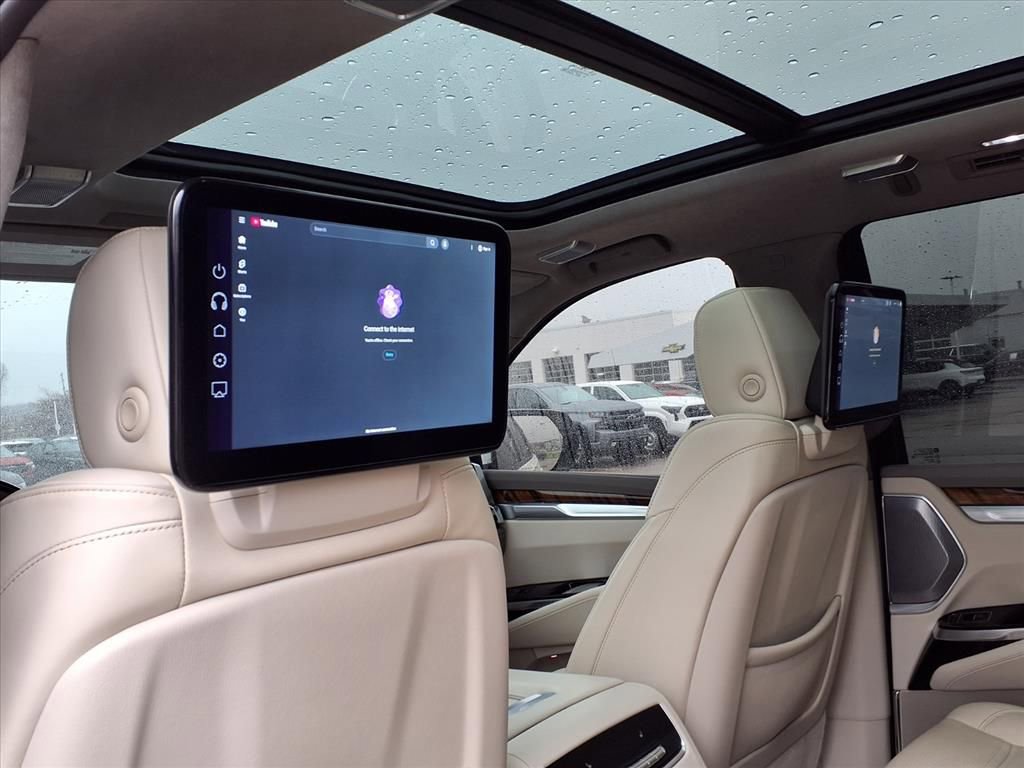 Used 2025 Cadillac Escalade Sport Platinum w/ LPO, ONYX Package image 11