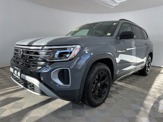 Used 2025 Volkswagen Atlas Peak Edition SE image 3