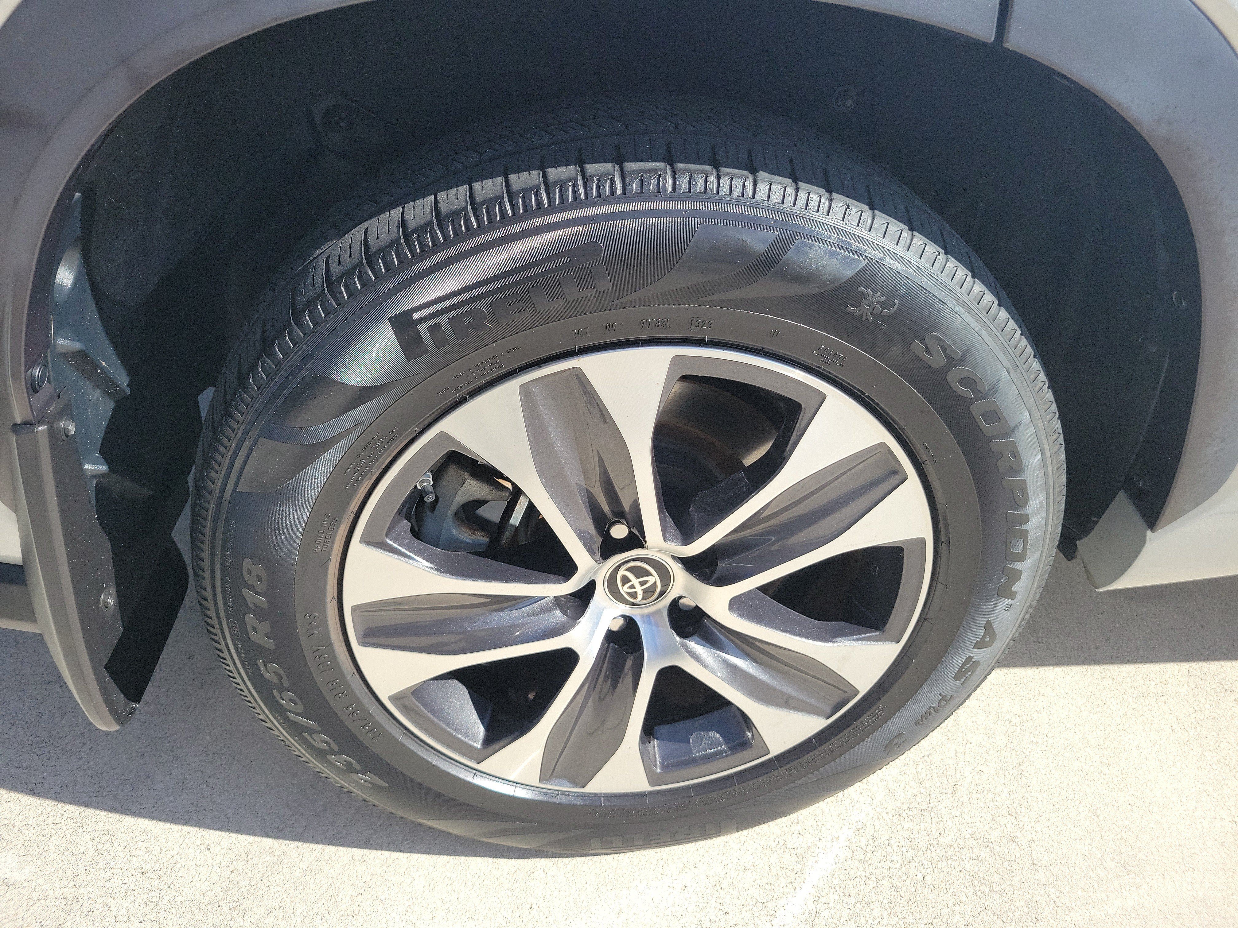 Used 2021 Toyota Highlander XLE AWD/4WD image 8