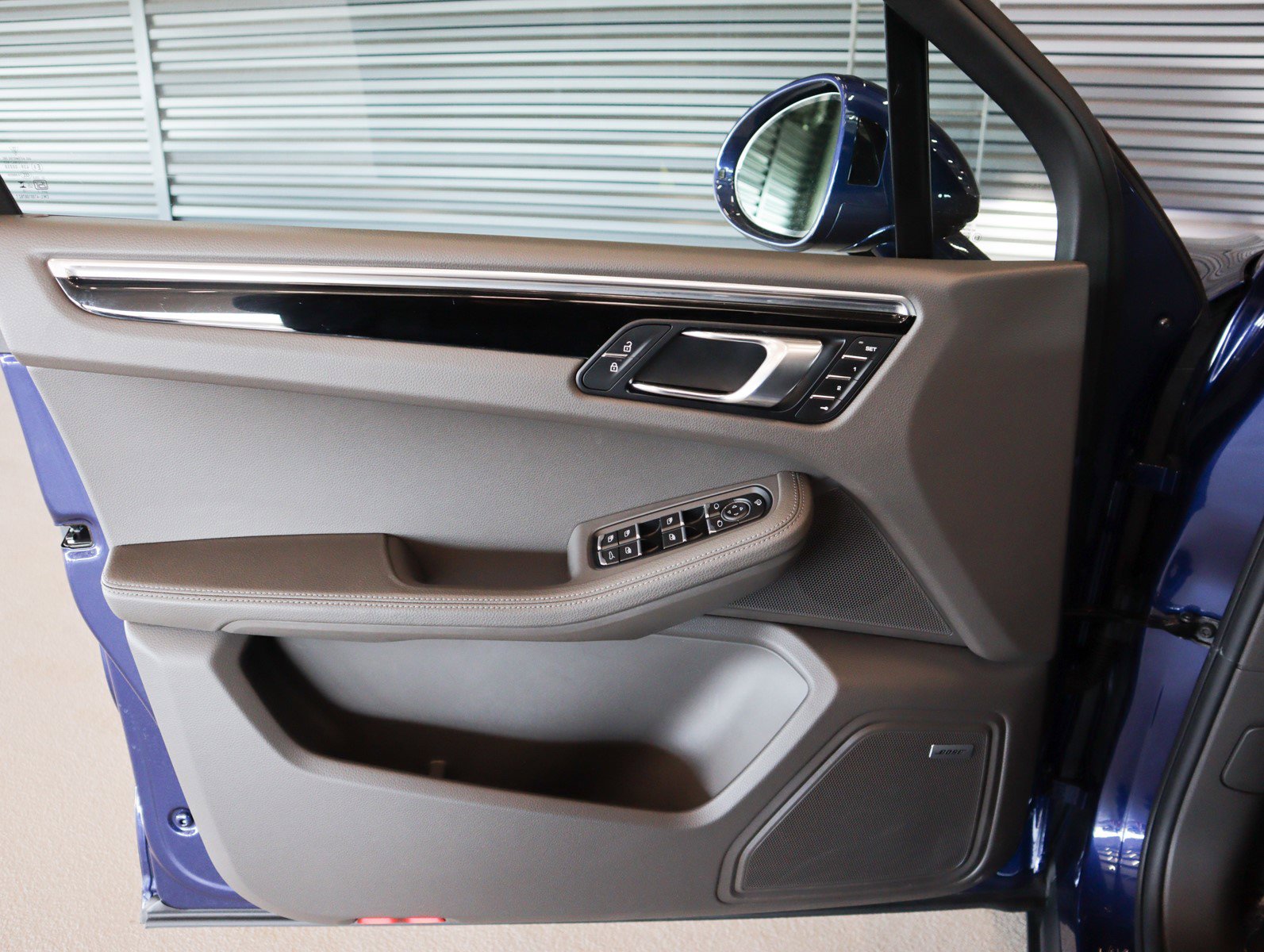 Used 2025 Porsche Macan image 24