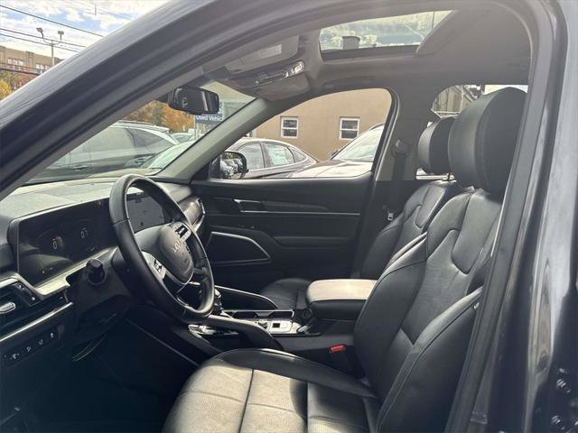 Used 2023 Kia Telluride EX w/ EX Captain's Chair Package image 19