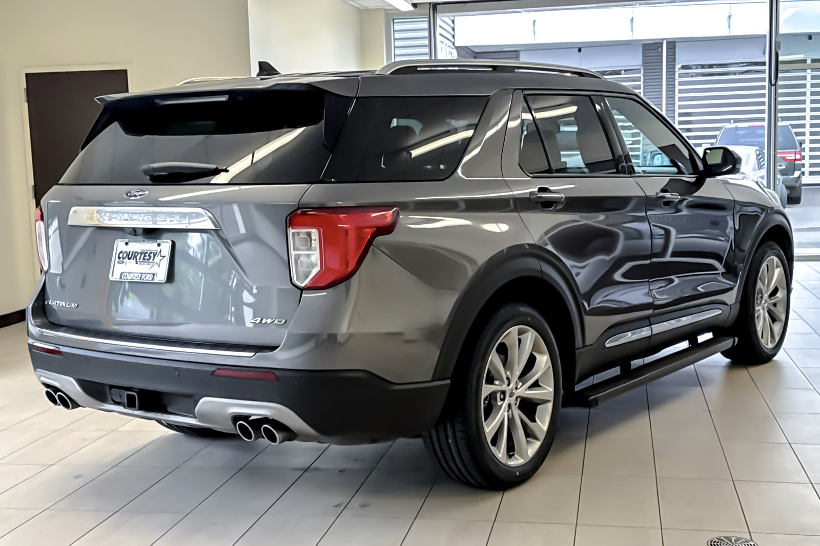 Used 2021 Ford Explorer Platinum w/ Equipment Group 601A AWD/4WD image 4