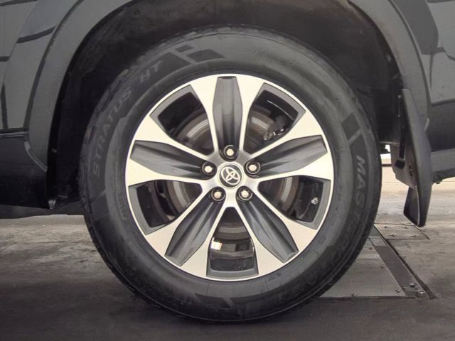 Used 2023 Toyota Highlander XLE AWD/4WD image 19