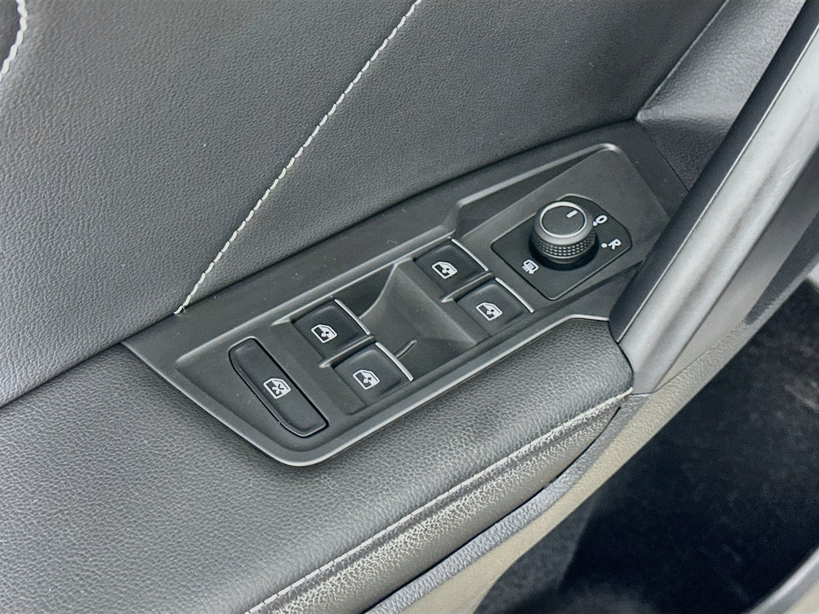 Used 2024 Volkswagen Tiguan SE R-Line AWD/4WD image 18
