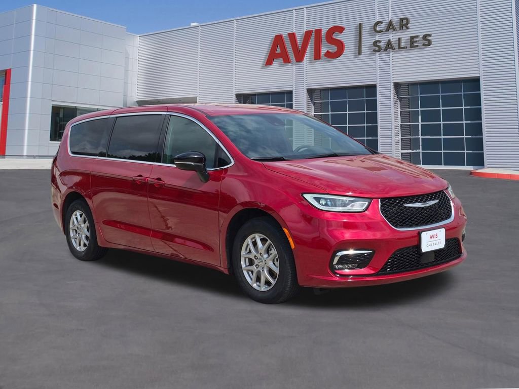 Used 2025 Chrysler Pacifica Select FWD image 3