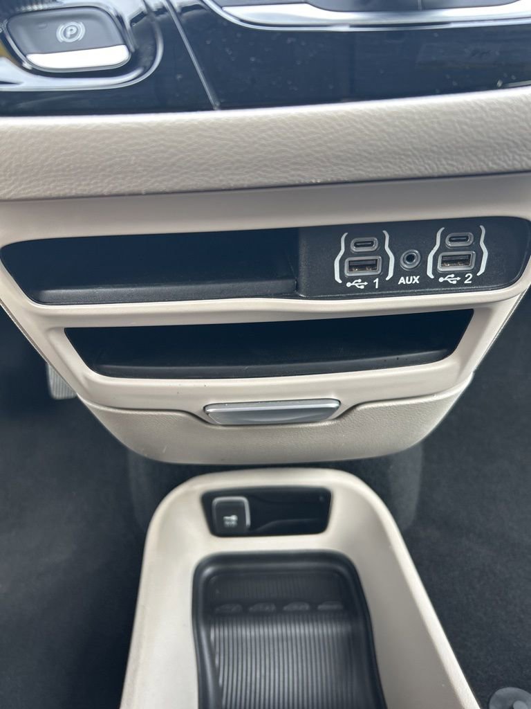 Used 2023 Chrysler Pacifica Touring-L image 42