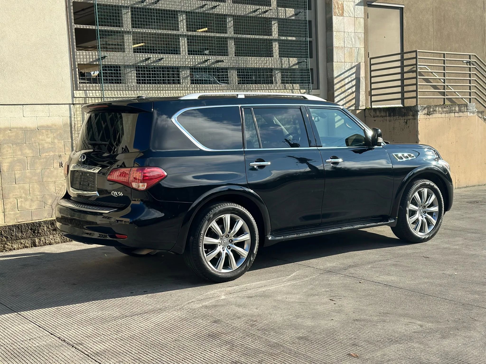 Used 2012 INFINITI QX56 2WD w/ Deluxe Touring Pkg image 3