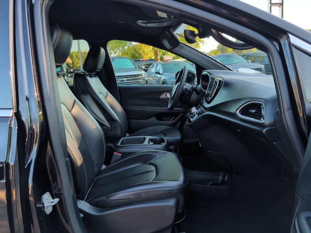 Used 2025 Chrysler Pacifica Select FWD image 37