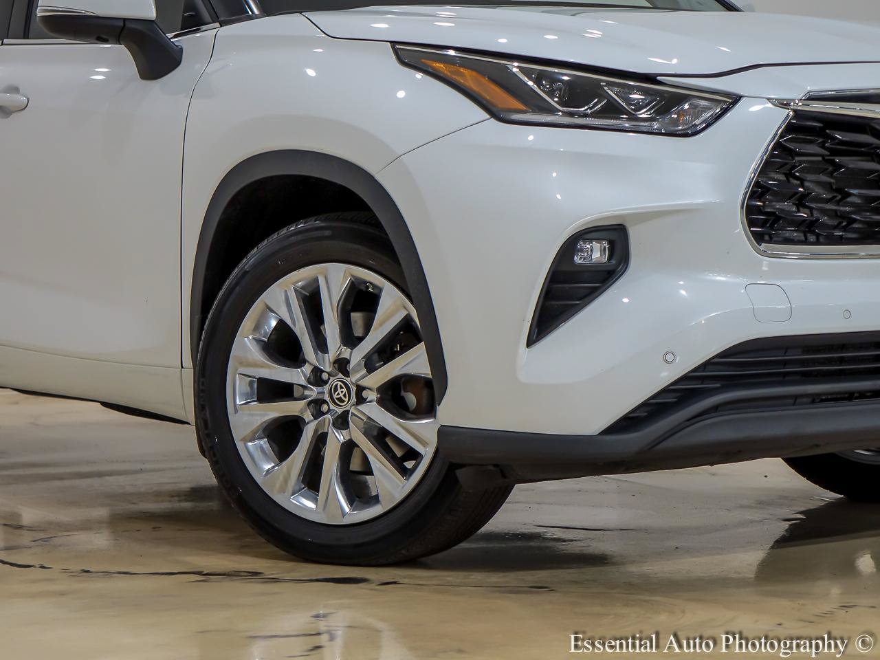 Used 2024 Toyota Highlander Limited AWD/4WD image 3