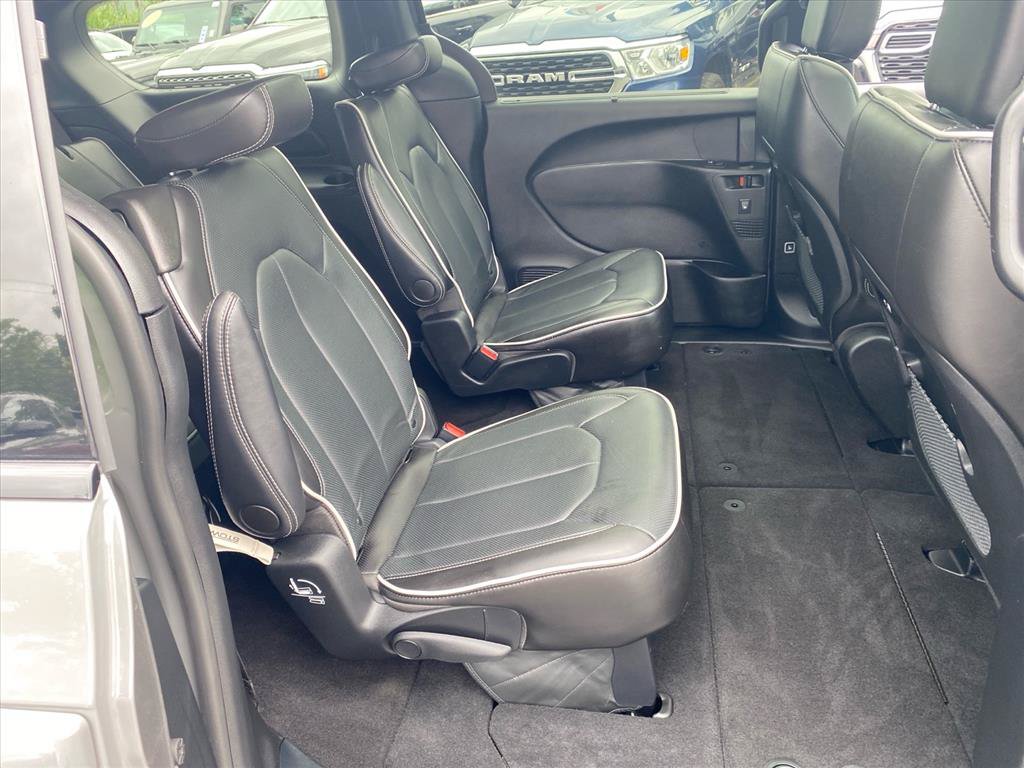 Used 2025 Chrysler Pacifica Limited FWD image 25