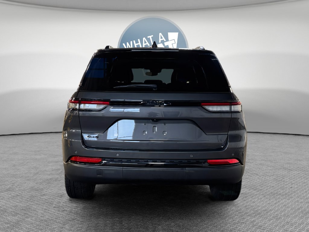 Used 2024 Jeep Grand Cherokee Laredo AWD/4WD image 5