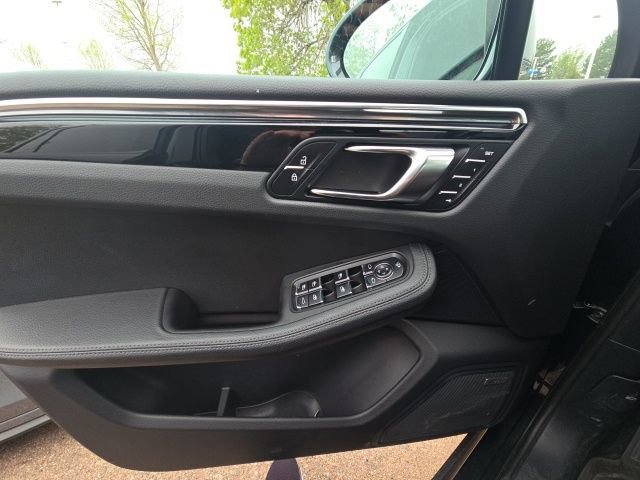 Used 2024 Porsche Macan image 8