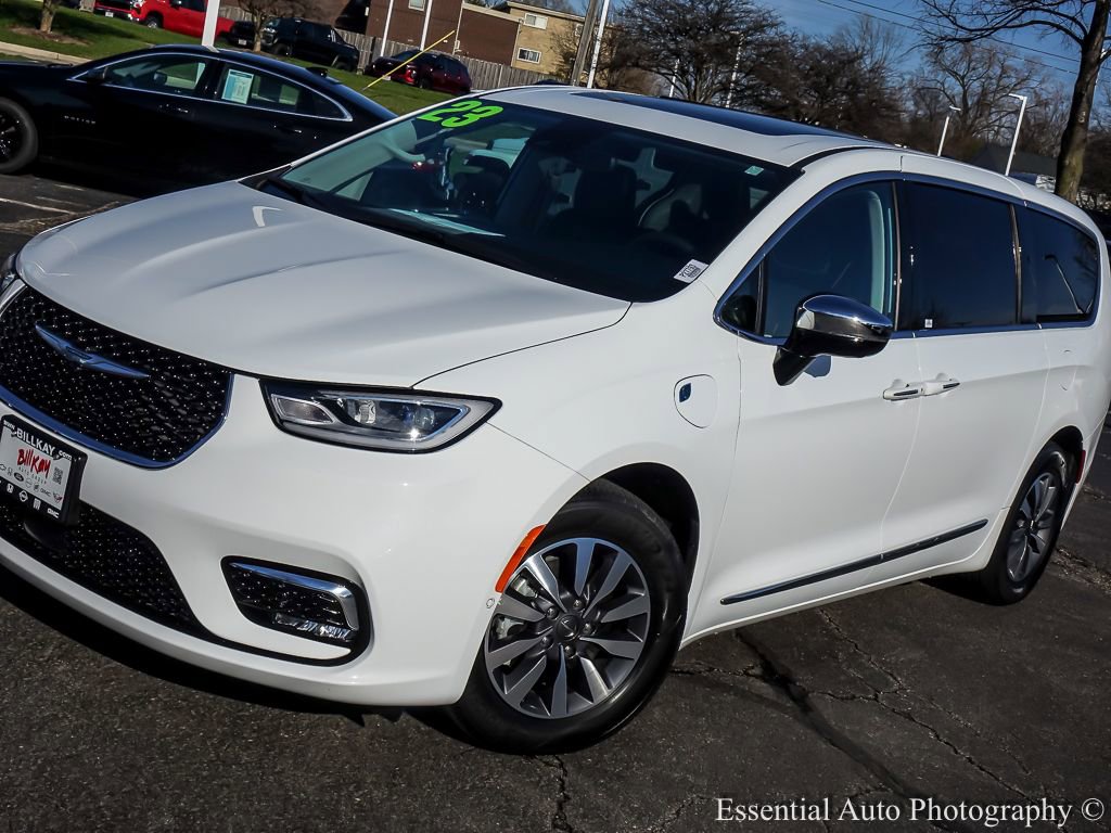 Used 2023 Chrysler Pacifica Limited image 5