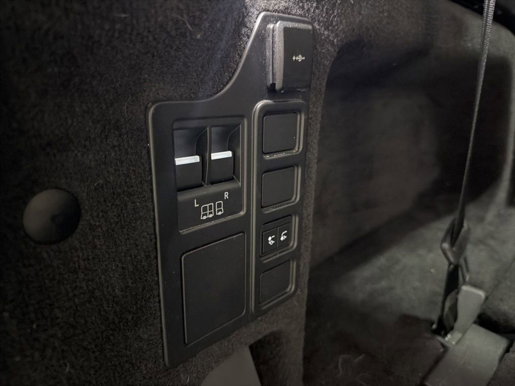 Used 2021 Land Rover Discovery S image 39