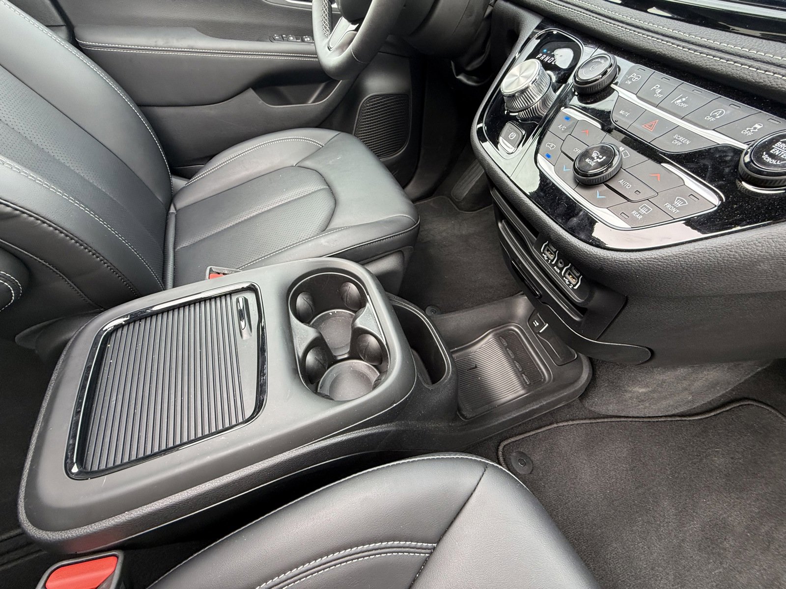 New 2024 Chrysler Pacifica Touring-L w/ S Appearance Package image 31