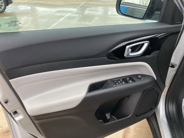 Used 2025 Jeep Compass Limited image 9