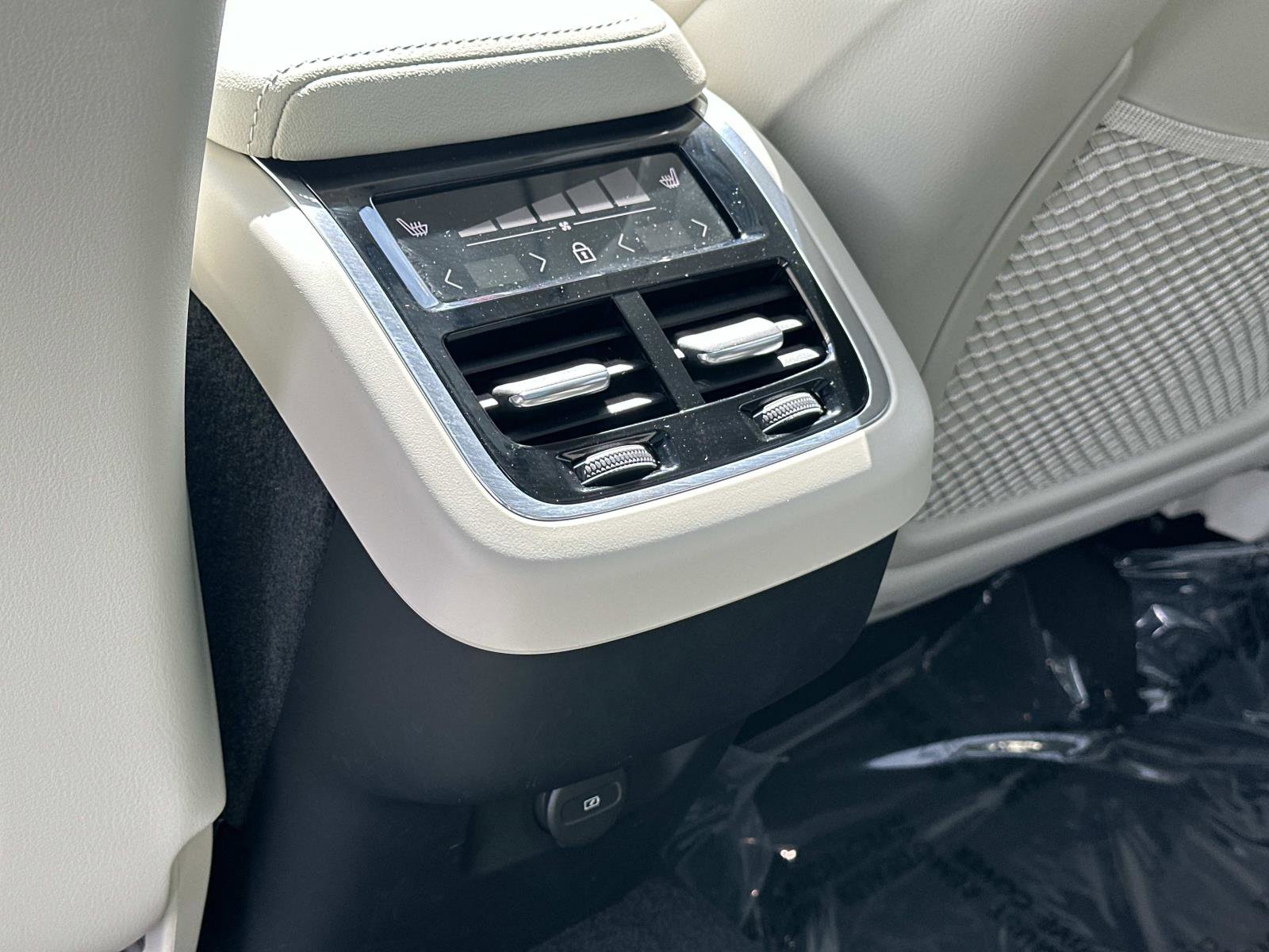 Certified 2026 Volvo XC60 B5 Ultra w/ Protection Package Premier image 22