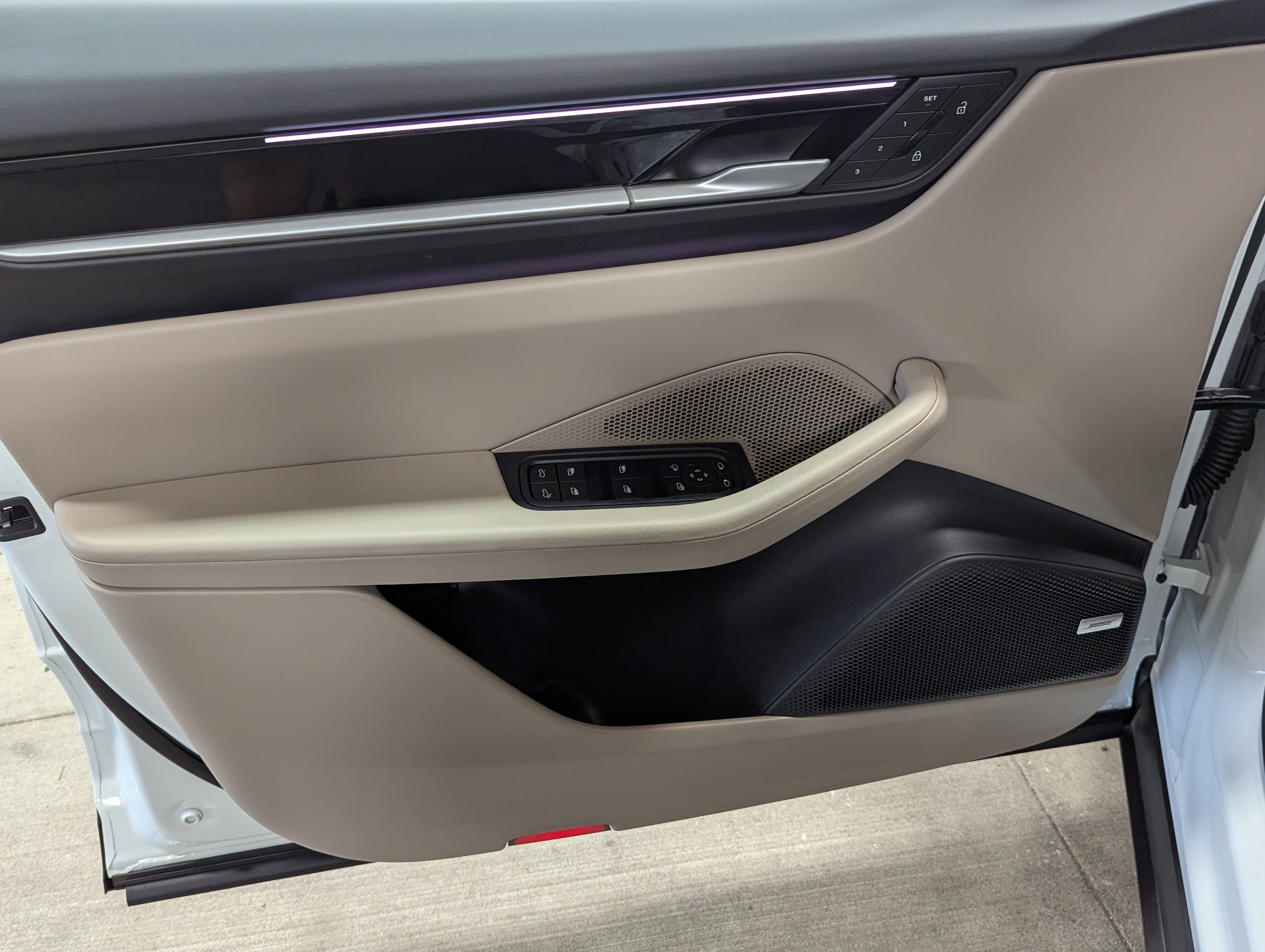 Certified 2025 Porsche Macan 4 Electric image 26