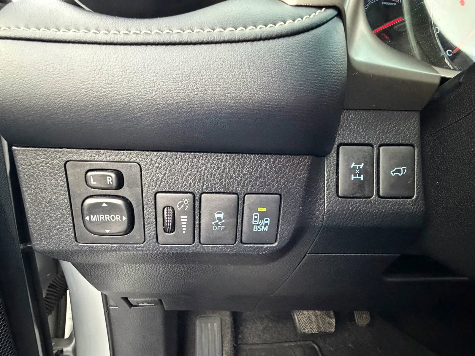 Used 2013 Toyota RAV4 Limited AWD/4WD image 24