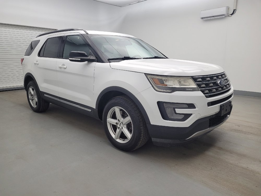 Used 2017 Ford Explorer XLT image 11