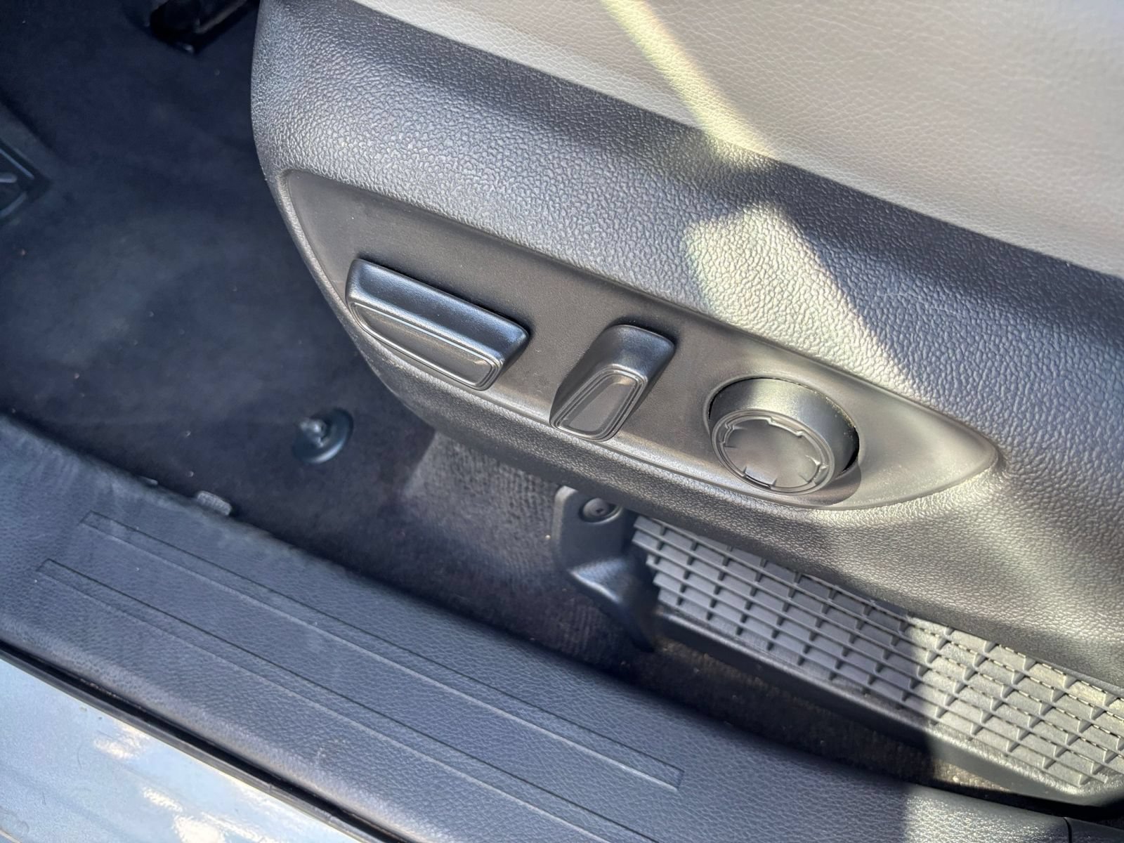 Used 2025 Toyota Sienna XLE FWD image 22