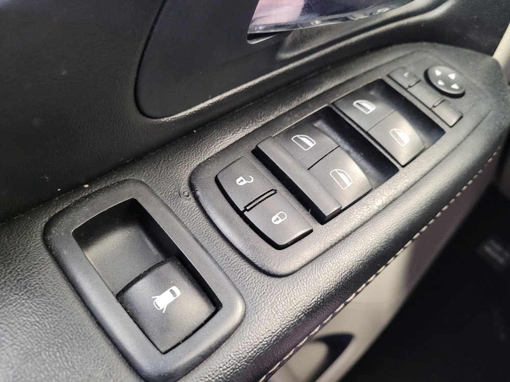 Used 2016 Chrysler Town & Country Touring w/ Driver Convenience Group FWD image 27