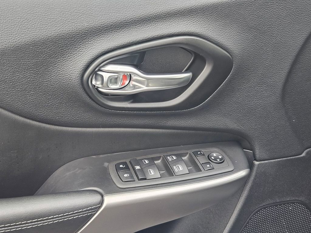 Used 2022 Jeep Cherokee Latitude Lux w/ Mopar Interior Package image 11