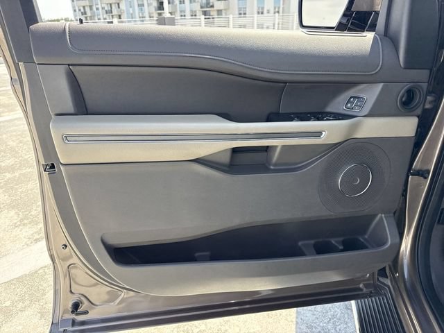 Used 2018 Ford Expedition XLT w/ Equipment Group 202A AWD/4WD image 13